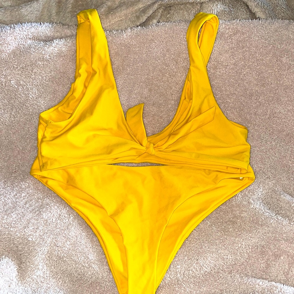 Yellow bikini set!! 💛